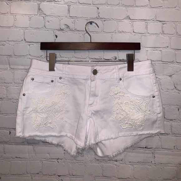 Almost Famous Pants - Almost Famous Juniors White Floral Shorts sz 13